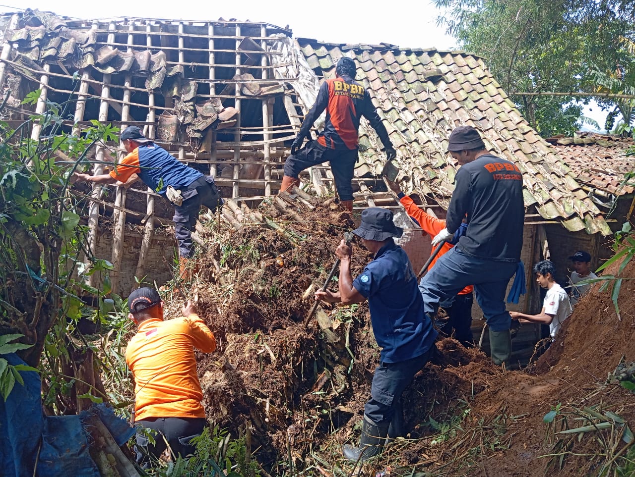 PENANGANAN: Sejumlah personel BPBD Kota Sukabumi saat melakukan penanganan bencana alam di wilayah kerjanya, belum lama ini.