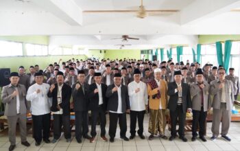 DILANTIK : Sekda Kabupaten Sukabumi, Ade Suryaman, saat melantik pengurus DPD FKPQ Kabupaten Sukabumi masa bakti 2025–2030 di Gedung Pendopo Sukabumi pada Selasa (6/1).