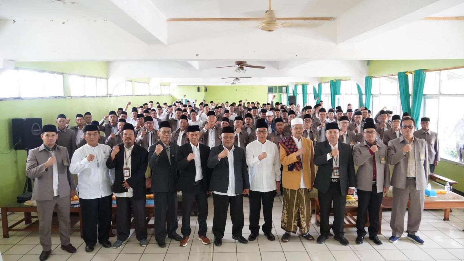 DILANTIK : Sekda Kabupaten Sukabumi, Ade Suryaman, saat melantik pengurus DPD FKPQ Kabupaten Sukabumi masa bakti 2025–2030 di Gedung Pendopo Sukabumi pada Selasa (6/1).