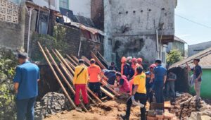 Dua Pekerja Tertimpa Tembok Pondasi Bangunan Ambruk di Palabuhanratu