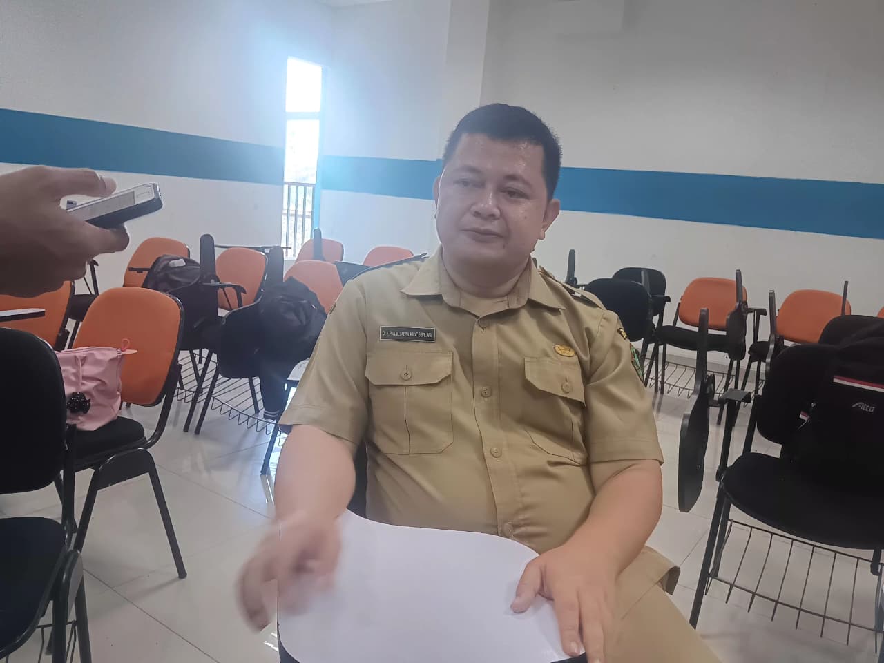 DIWAWANCARA: Kepala Dinas Tenaga Kerja Kota Sukabumi, Punjul Saepul Hayat saat diwawancara sejumlah media, Selasa (6/1).