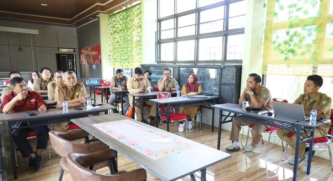 RAPAT: Bappeda Kota Sukabumi, saat menggelar rapat verifikasi data dan informasi hasil identifikasi lahan sawah dilindungi, Selasa (6/1)