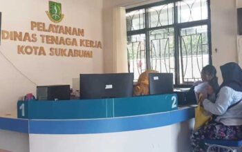 PELAYANAN: Disnaker Kota Sukabumi saat memberikan pelayanan kepada masyarakat, belum lama ini.