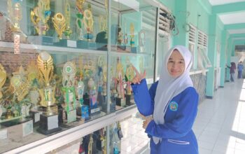 SATU-SATUNYA DARI SUKABUMI: Shafa Mumtaz Hidayat (MH) , siswi Kelas 8 A Madrasah Tsanawiyah Negeri (MTsN) Kota Sukabumi mampu berprestasi di kancah nasional, Bebras Indonesia Challenge 2025. (sri/radarsukabumi)