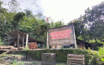 Kondisi jalan di kampung Nyalindung Desa Pasir Suren, Kecamatan Palabuhanratu yang amblas danpak pergerakan tanah.