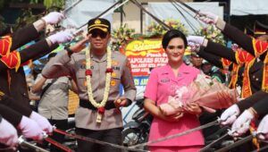 Tradisi Gerbang Pora Warnai Penyambutan Kapolres Sukabumi Kota