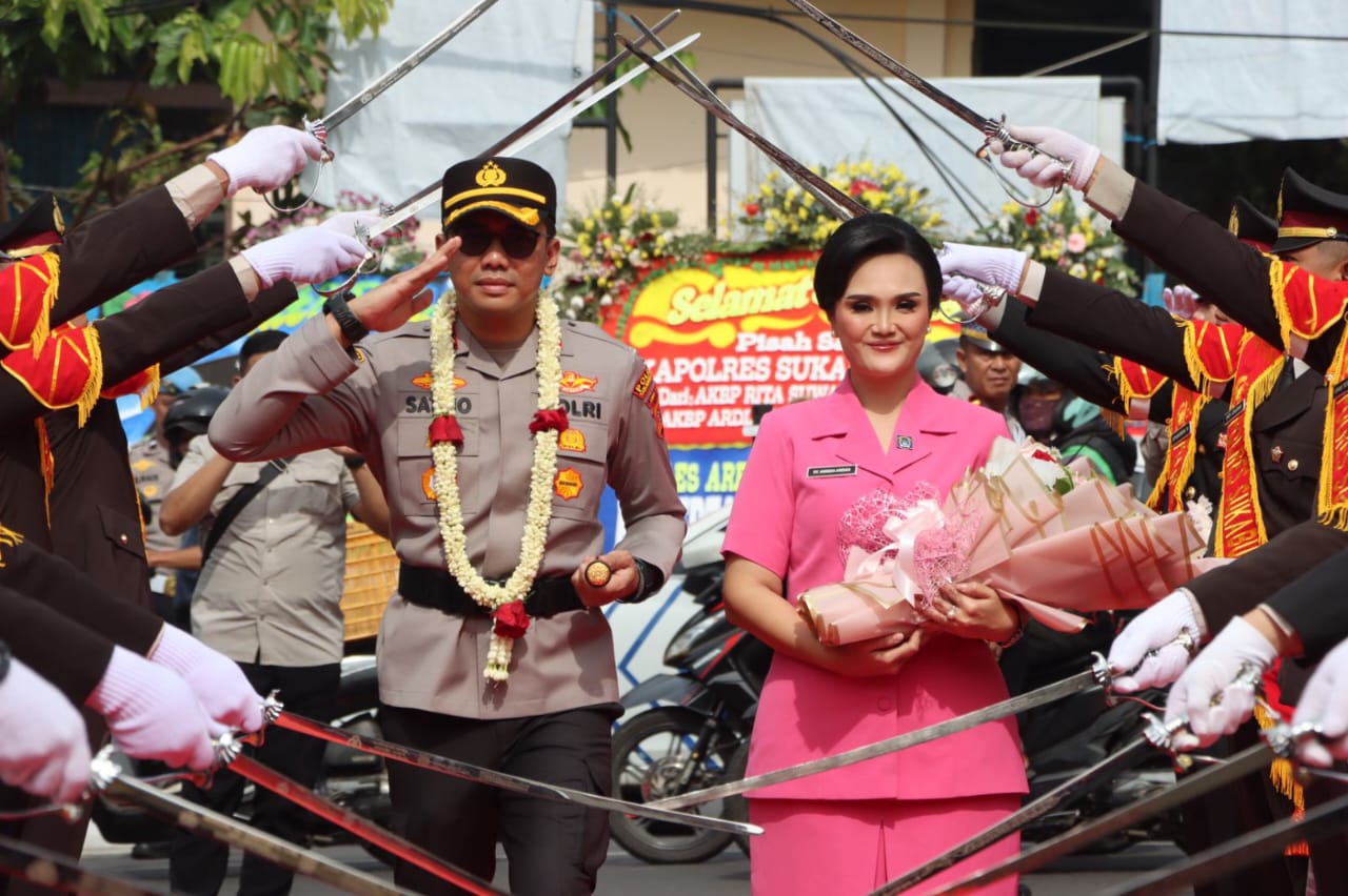 PENYAMBUTAN: AKBP Ardian Satrio Utomo bersama Ketua Bhayangkari Cabang Sukabumi Kota mendapat sambutan istimewa saat pertama kali menginjakkan kaki di Mapolres Sukabumi Kota, Rabu (7/1).