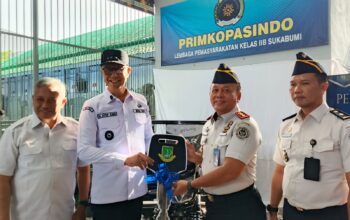 PENYERAHAN HIBAH: Wali Kota Sukabumi, Ayep Zaki saat mebyerahkan hibah secara simbolis kepada pihak Lapas Kelas IIB Sukabumi, Rabu (7/1/2026).