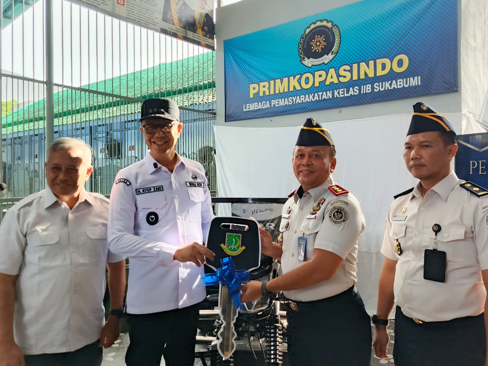 PENYERAHAN HIBAH: Wali Kota Sukabumi, Ayep Zaki saat mebyerahkan hibah secara simbolis kepada pihak Lapas Kelas IIB Sukabumi, Rabu (7/1/2026).