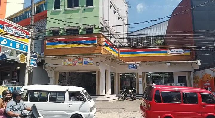 MENJAMUR: Kondiai salah satu minimarket modern baru di Jalan RE Martadinata Kota Sukabumi, yang dibuka pasca pencabutan moratorium, Rabu (7/1).