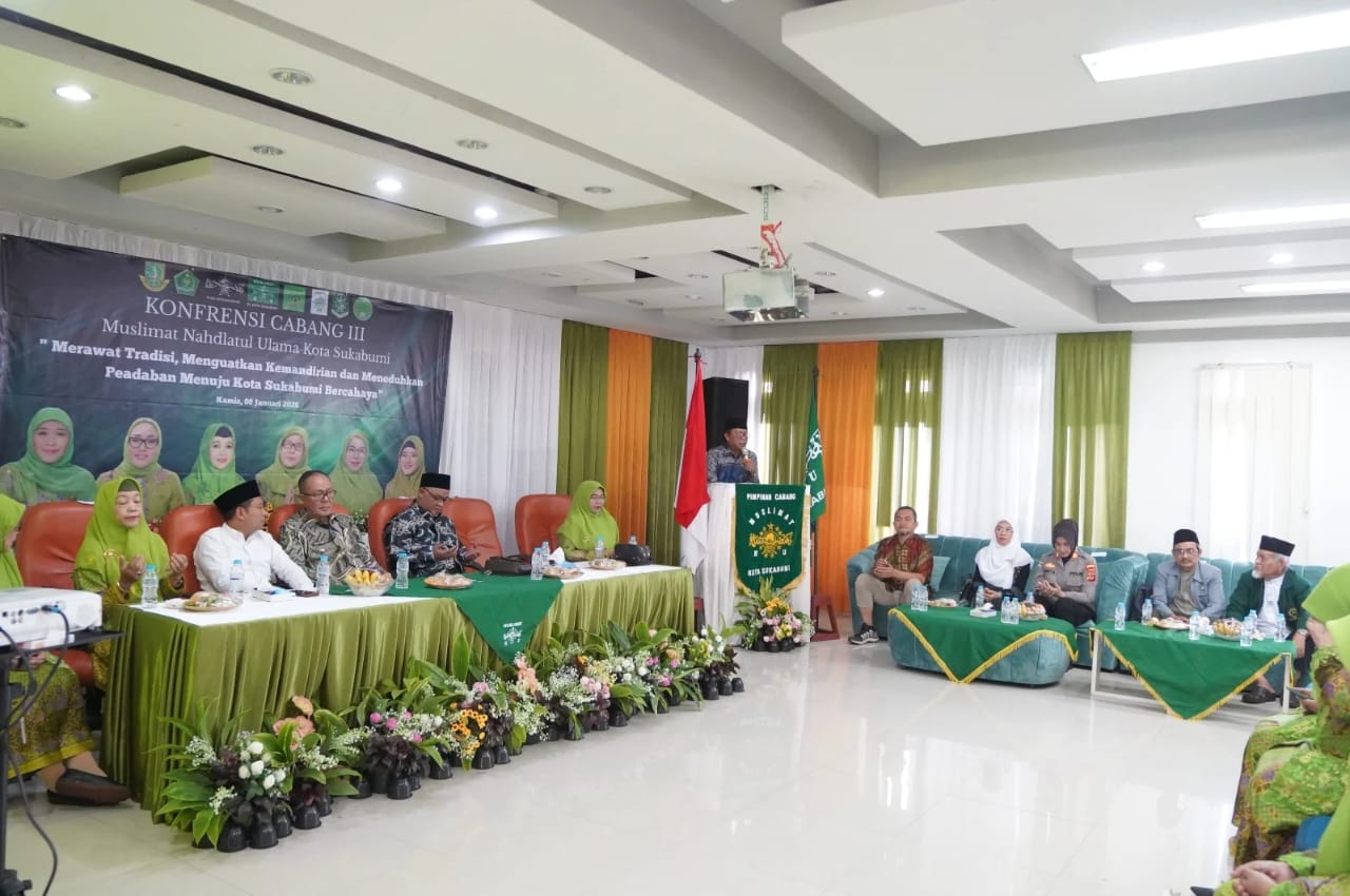 KONFERENSI: Wali Kota Sukabumi, Ayep Zaki secara resmi membuka Konferensi Cabang III Muslimat Nahdlatul Ulama (NU) Kota Sukabumi yang digelar di Toserba Selamat, Kamis (8/01).