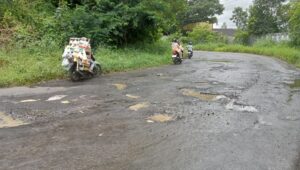 Jalan Lio Santa Rusak Parah, Warga Minta Aksi Nyata