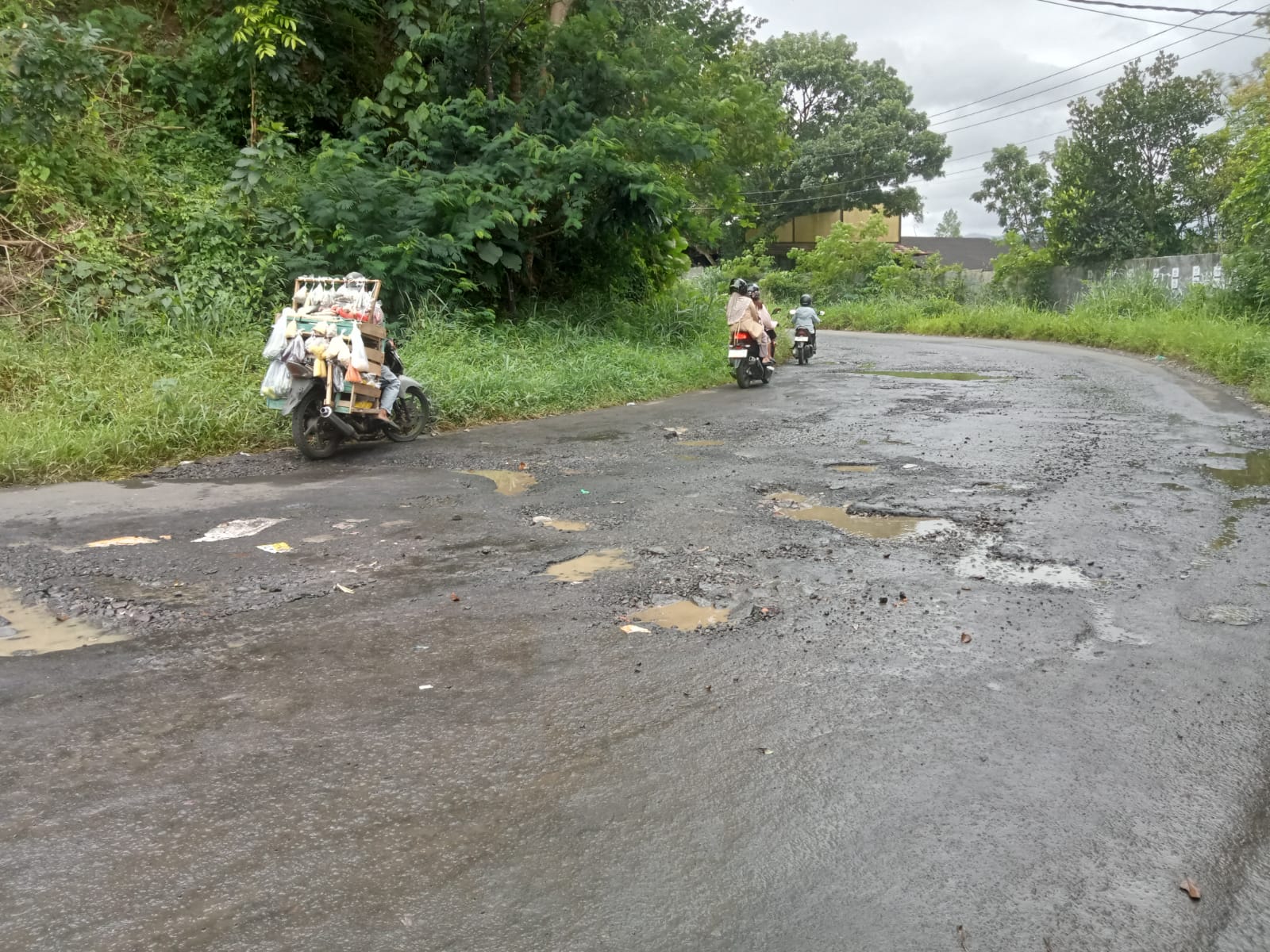 BUTUH PERBAIKAN: Kondisi rusak parah di ruas Jalan Lio Santa, Kelurahan Gedongpanjang, Kecamatan Citamiang, Kota Sukabumi, Kamis (8/1).(FT: BAMBANG/RADARSUKABUMI)