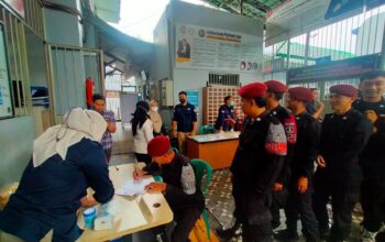 TES URINE: Sejumlah petugas Lapas Kelas IIB Sukabumi saat mengikuti tes urine, Kamis (8/1).