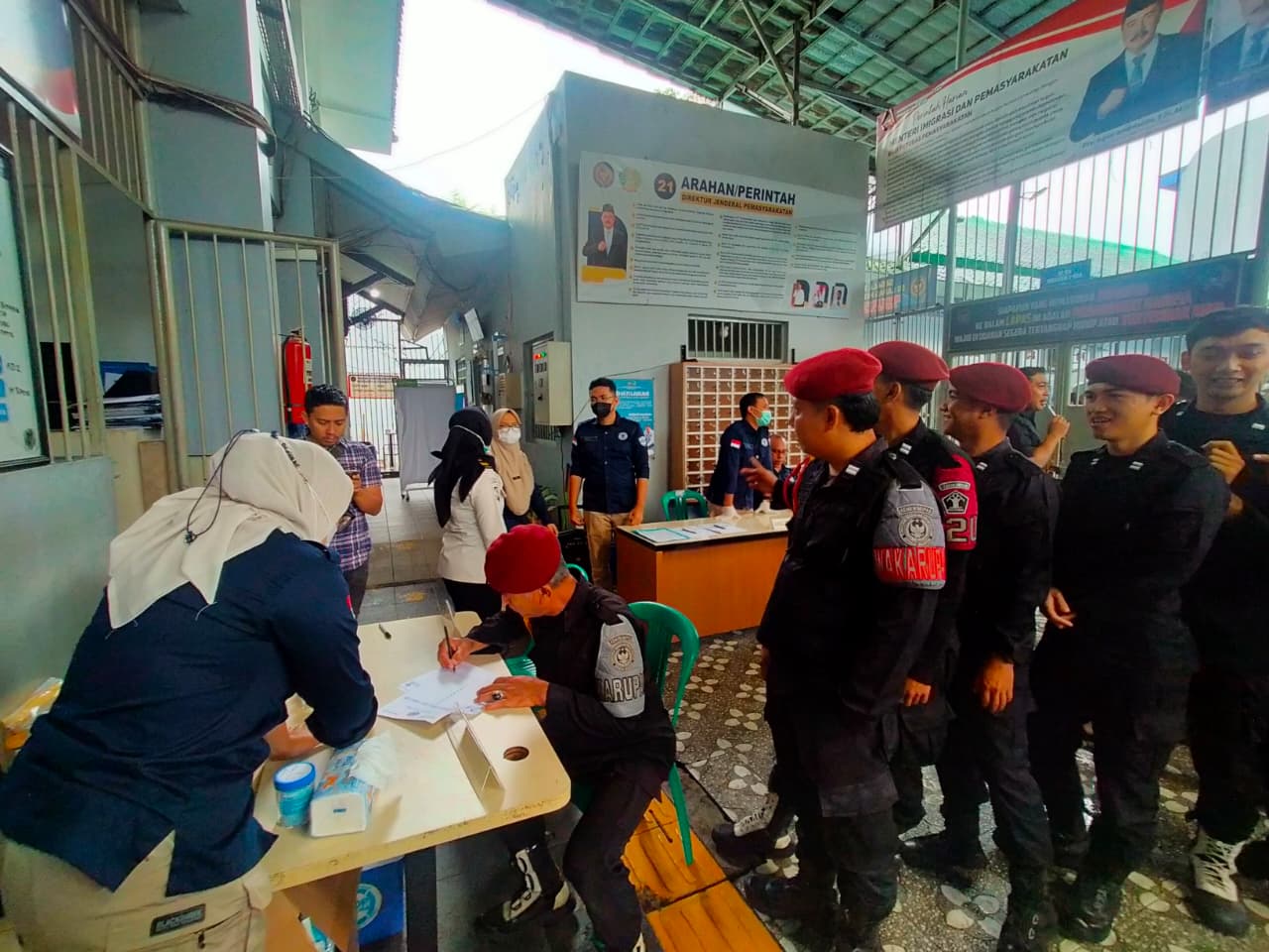 TES URINE: Sejumlah petugas Lapas Kelas IIB Sukabumi saat mengikuti tes urine, Kamis (8/1).