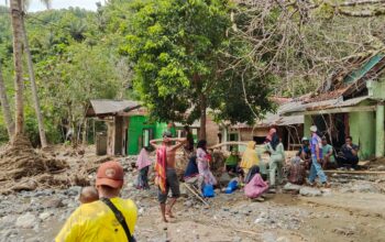 SUASANA: Warga Kampung Babakan Cisarua, Desa Cidadap, Kecamatan Simpenan, pasca banjir bandang yang melanda wilayah tersebut beberapa waktu lalu.(FOTO: NANDI/RADARSUKABUMI)