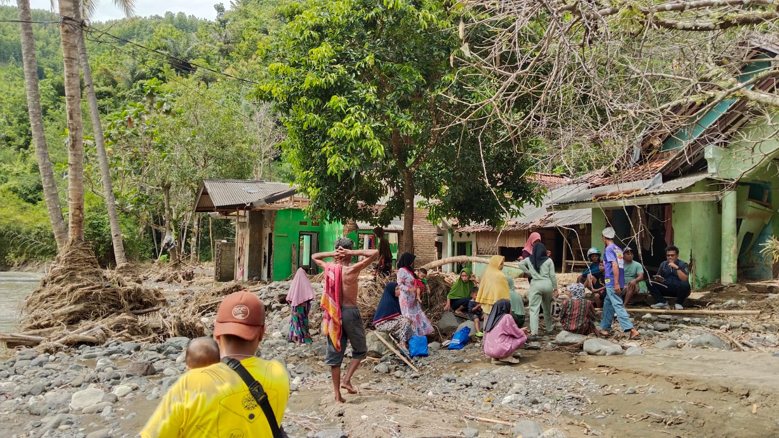 SUASANA: Warga Kampung Babakan Cisarua, Desa Cidadap, Kecamatan Simpenan, pasca banjir bandang yang melanda wilayah tersebut beberapa waktu lalu.(FOTO: NANDI/RADARSUKABUMI)