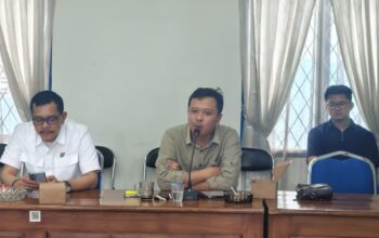SAMBUTAN : Ketua Fraksi PKB DPRD Kabupaten Sukabumi, Bayu Permana saat memberikan sambutan.