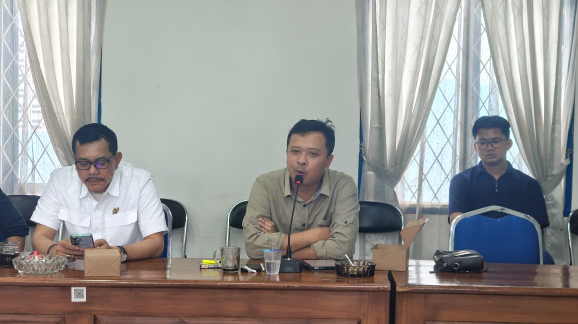 SAMBUTAN : Ketua Fraksi PKB DPRD Kabupaten Sukabumi, Bayu Permana saat memberikan sambutan.