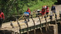 PMI Sukabumi Adu Nyali Lewati Jalur Longsor Demi Bantuan Sukamaju