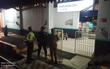 KOORDINASI : Camat Bojonggenteng, Jaenal Abidin saat koordinasi dan kolaborasi dengan Kepala Stasiun KA Parungkuda pada Kamis (8/1) malam.