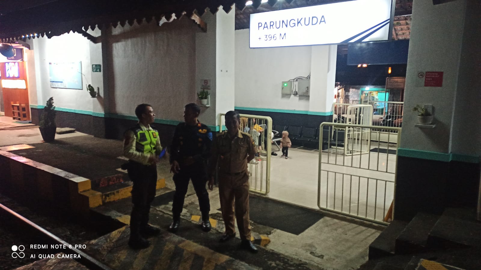 KOORDINASI : Camat Bojonggenteng, Jaenal Abidin saat koordinasi dan kolaborasi dengan Kepala Stasiun KA Parungkuda pada Kamis (8/1) malam.
