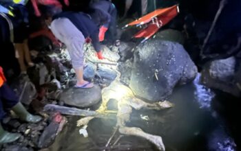 Suasana penemuan jasad mayat tanpa identitas di aliran sungai Kampung Cikeresek RT 20/05, Desa Purwasedar, Kecamatan Ciracap, Kabupaten Sukabumi, Kamis (8/1/2026) malam.