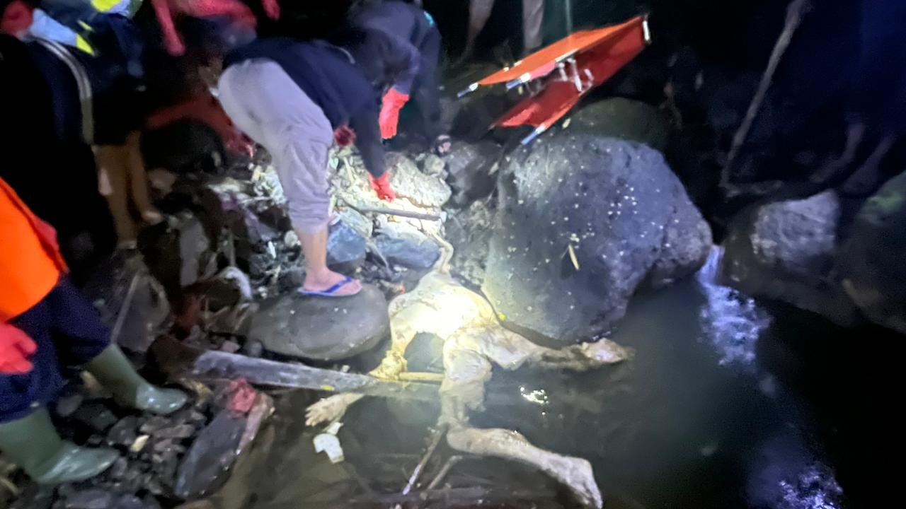 Suasana penemuan jasad mayat tanpa identitas di aliran sungai Kampung Cikeresek RT 20/05, Desa Purwasedar, Kecamatan Ciracap, Kabupaten Sukabumi, Kamis (8/1/2026) malam.
