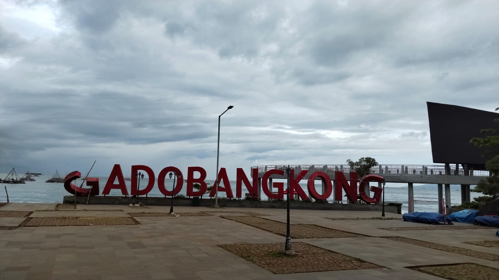 FOTO ; NANDI/ RADARSUKABUMI Land Mark Alun alun Gadobangkong Palabuhanratu rusak.