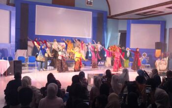 MEMUKAU : Mahasiswa Sastra Inggris UMMI Sukabumi saat pentas drama Manik Maya pada Sabtu (10/1). (dendi/radarsukabumi)