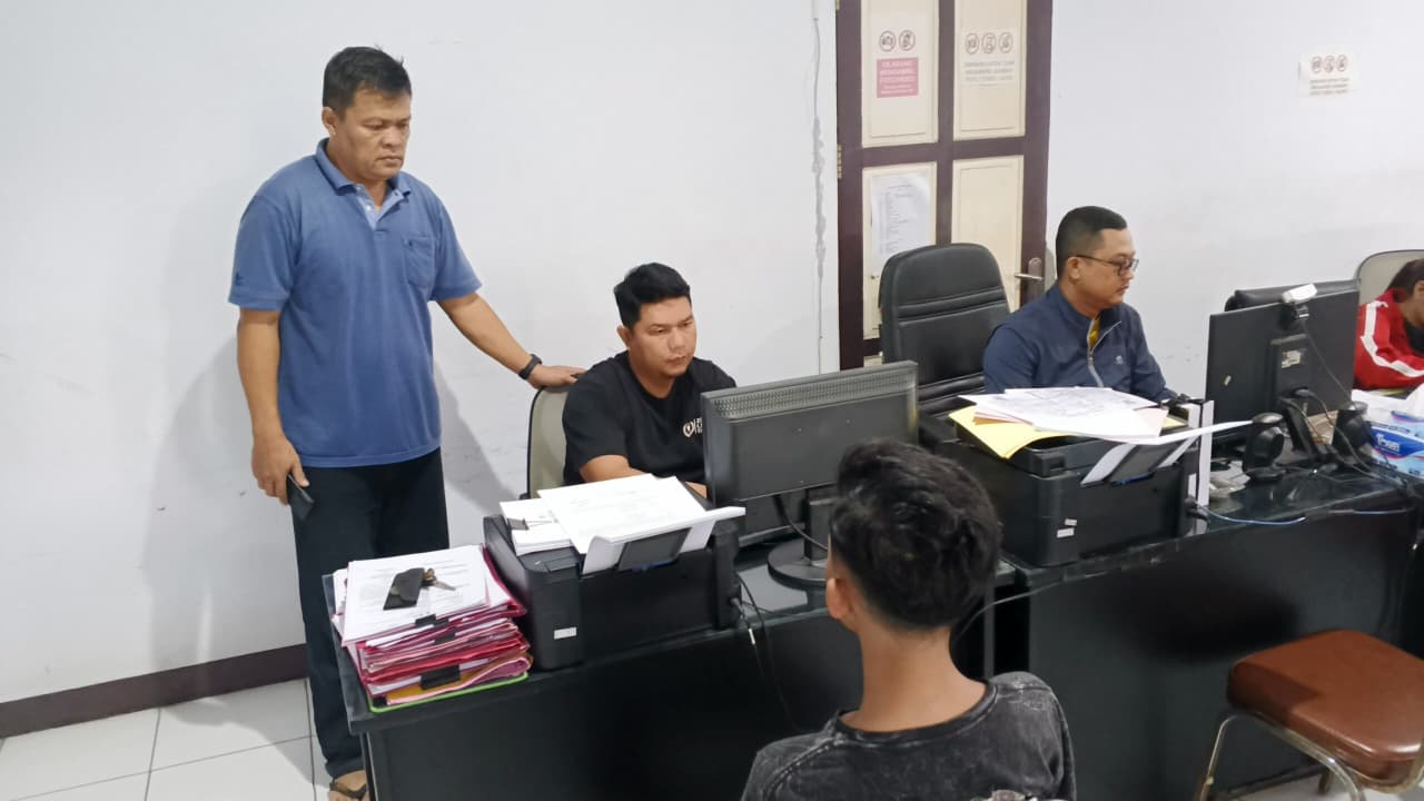 DIAMANKAN: Jajaran Satreskrim Polsek Cikole Polres Sukabumi Kota saat mengamankan terduga pelaku penganiayaan, belum lama ini.