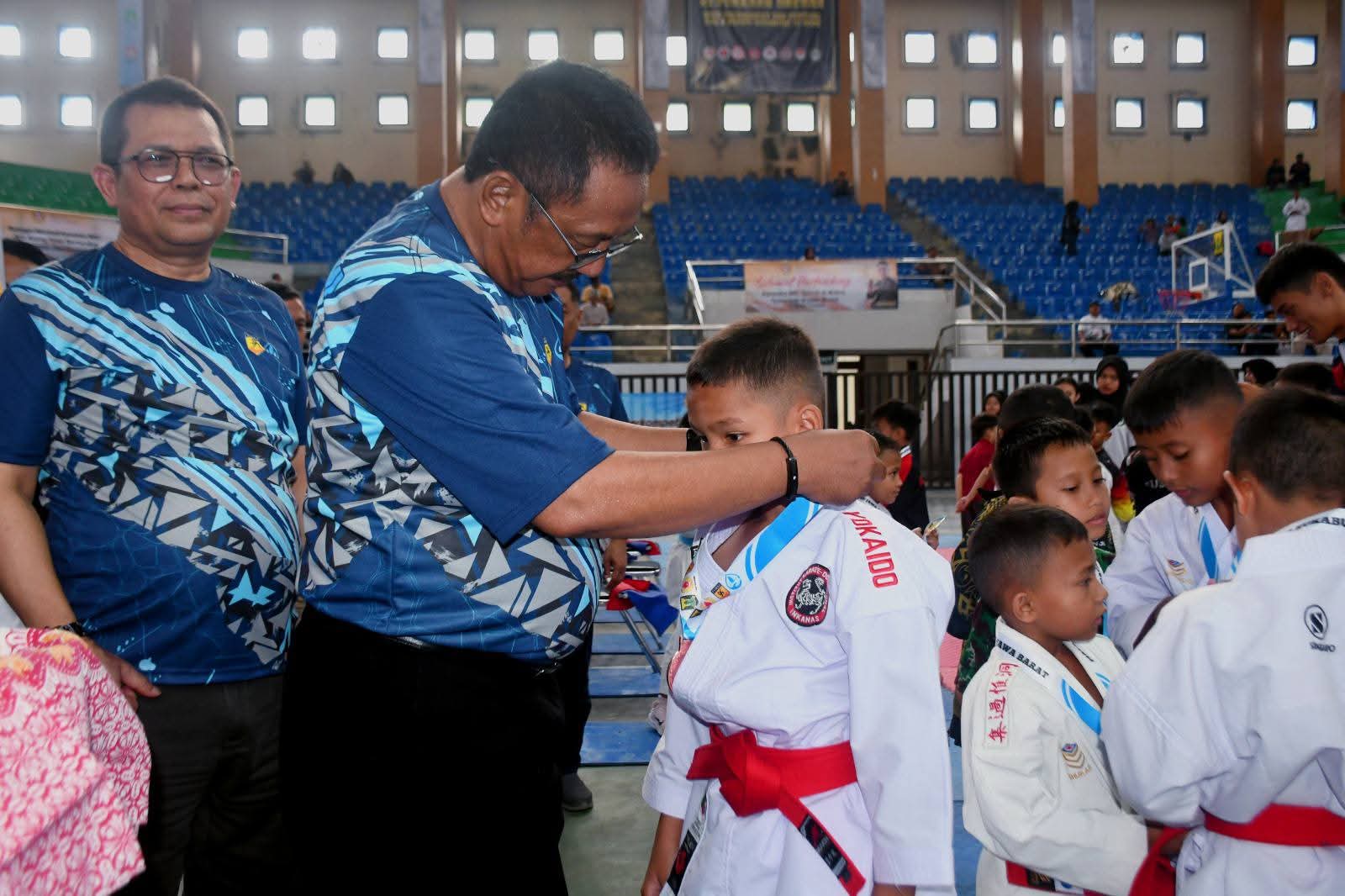 Bupati Sukabumi Asep Japar secara resmi membuka Kejuaraan Daerah (Kejurda) Open Tournament dan Festival Karate Piala Bupati Sukabumi III Se-Jawa Barat Tahun 2026. Ajang bergengsi tersebut digelar di GOR Venue Tinju, Palabuhanratu, Sabtu (10/1/2026),