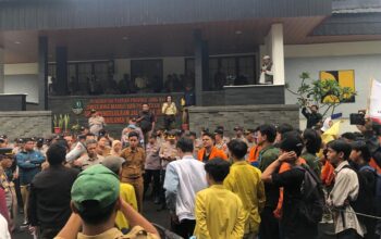 DI DEMO : BEM PTNU Sukabumi Raya, saat melakukan aksi unjuk rasa di UPTD Pengelolaan Jalan dan Jembatan Wilayah II Sukabumi pada Dinas BMPR Jabar, tepatnta di Jalan Raya Bhayangkara, Kota Sukabumi, pada Senin (12/1) sore.