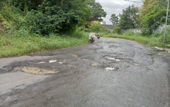 BUTUH PERHATIAN: Jalan Lio Santa di Kelurahan Gedongpanjang, Kecamatan Citamiang, Kota Sukabumi, yang kondisinya rusak, Senin (12/1).