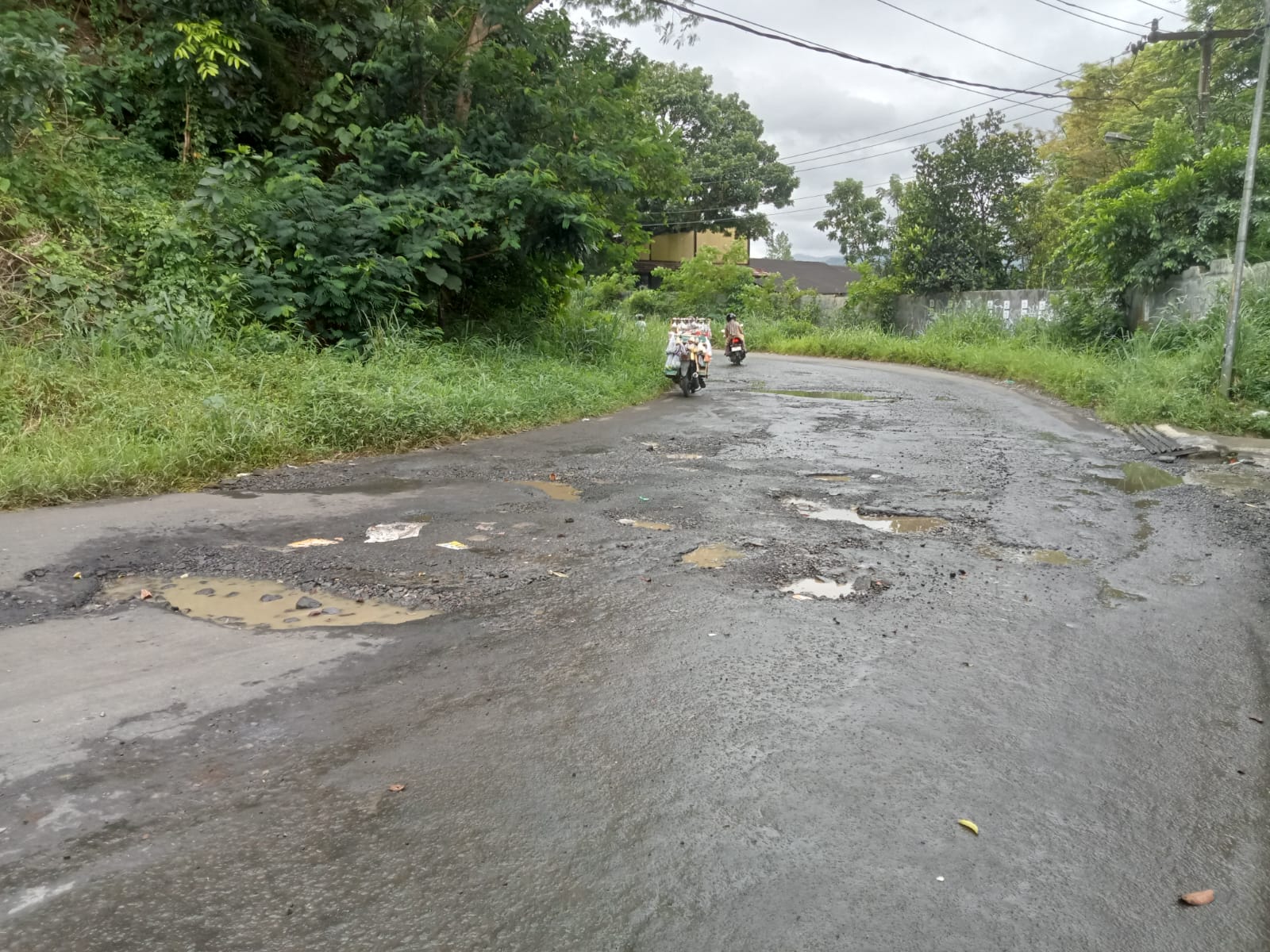 BUTUH PERHATIAN: Jalan Lio Santa di Kelurahan Gedongpanjang, Kecamatan Citamiang, Kota Sukabumi, yang kondisinya rusak, Senin (12/1).
