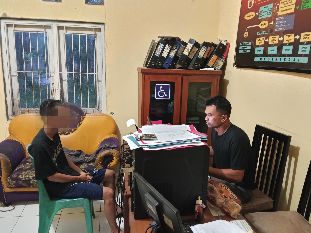 DIAMANKAN: Unit Reskrim Polsek Cibeureum Polres Sukabumi Kota, saat mengamankan terduga pelaku penganiayaan, Senin (12/1).