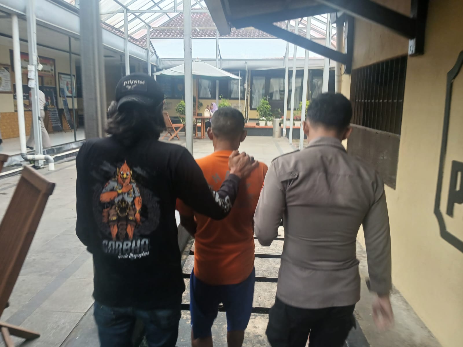 DIAMANKAN: Unit 1 Jatanras Satreskrim Polres Sukabumi Kota saat mengamankan terduga pelaku di Mapolres Sukabumi Kota, Senin (12/1).