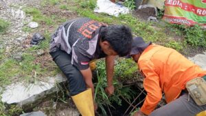 BPBD Kota Sukabumi Bersihkan Drainase Tersumbat