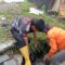 MITIGASI: Sejumlah personel BPBD Kota Sukabumi saat melakukan mitigasi bencana di Kelurahan Cikondang, Kecamatan Citamiang, Senin (12/1).