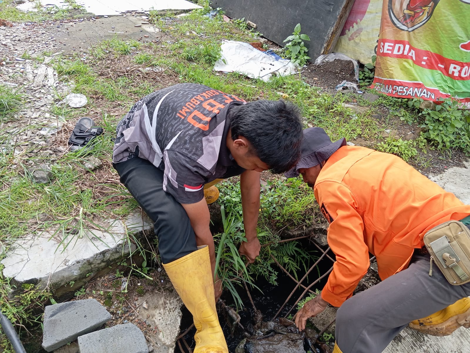 MITIGASI: Sejumlah personel BPBD Kota Sukabumi saat melakukan mitigasi bencana di Kelurahan Cikondang, Kecamatan Citamiang, Senin (12/1).
