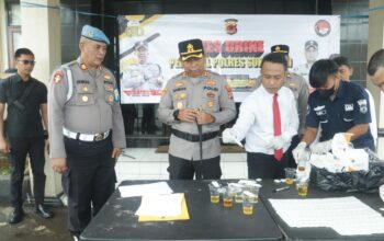 Suasana kapolres Sukabumi AKBP Dr. Samian saat melakukan pengecekan test urine para personelnya.