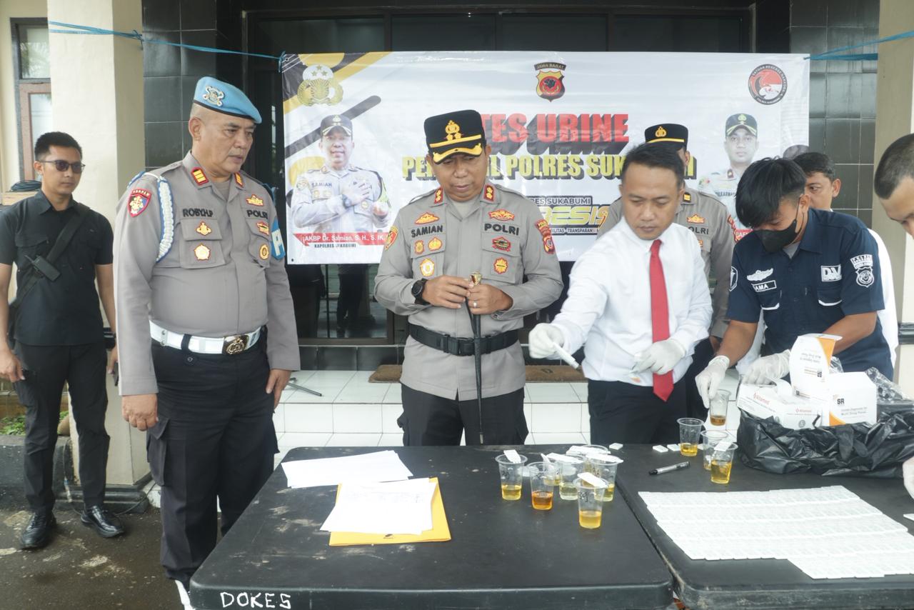 Suasana kapolres Sukabumi AKBP Dr. Samian saat melakukan pengecekan test urine para personelnya.