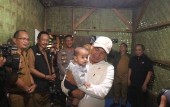 FOTO: Kepala DPPKB Kabupaten Sukabumi, Eka Nandang bersama Bupati Sukabumi, Asep Japar, mendampingi Menteri Kependudukan dan Pembangunan Keluarga RI saat meninjau rumah tidak layak huni (Rutilahu) di Kecamatan Kabandungan, Senin (12/1/2026).