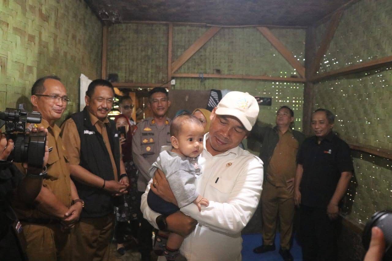 FOTO: Kepala DPPKB Kabupaten Sukabumi, Eka Nandang bersama Bupati Sukabumi, Asep Japar, mendampingi Menteri Kependudukan dan Pembangunan Keluarga RI saat meninjau rumah tidak layak huni (Rutilahu) di Kecamatan Kabandungan, Senin (12/1/2026).