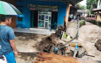 Rumah kepala Desa Citarik, Kecamatan Palabuhanratu rusak