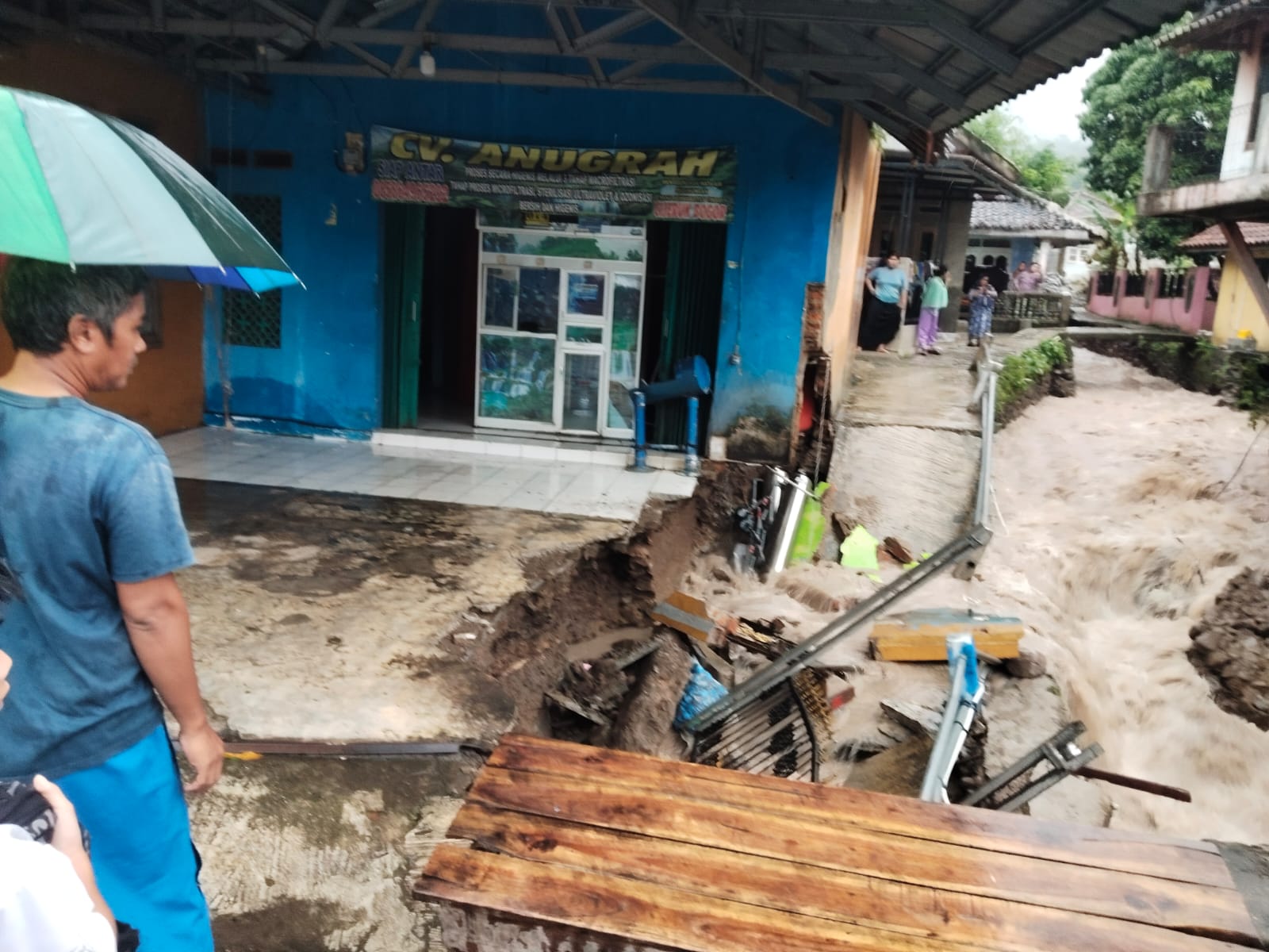 Rumah kepala Desa Citarik, Kecamatan Palabuhanratu rusak