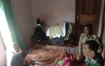 FOTO ; NANDI/ RADARSUKABUMI Camat Cisolok Okih Fazri Assidiq beserta jajaran saat melakukan pengecekan dan evakuasi