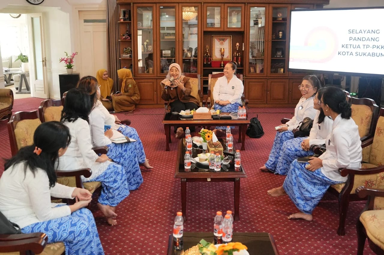 SILATURAHMI: Ketua TP PKK Kota Sukabumi, Ranty Rachmatilah, menggelar pertemuan dengan sejumlah organisasi non-muslim di Rumah Dinas Wali Kota Sukabumi, Selasa (13/01).