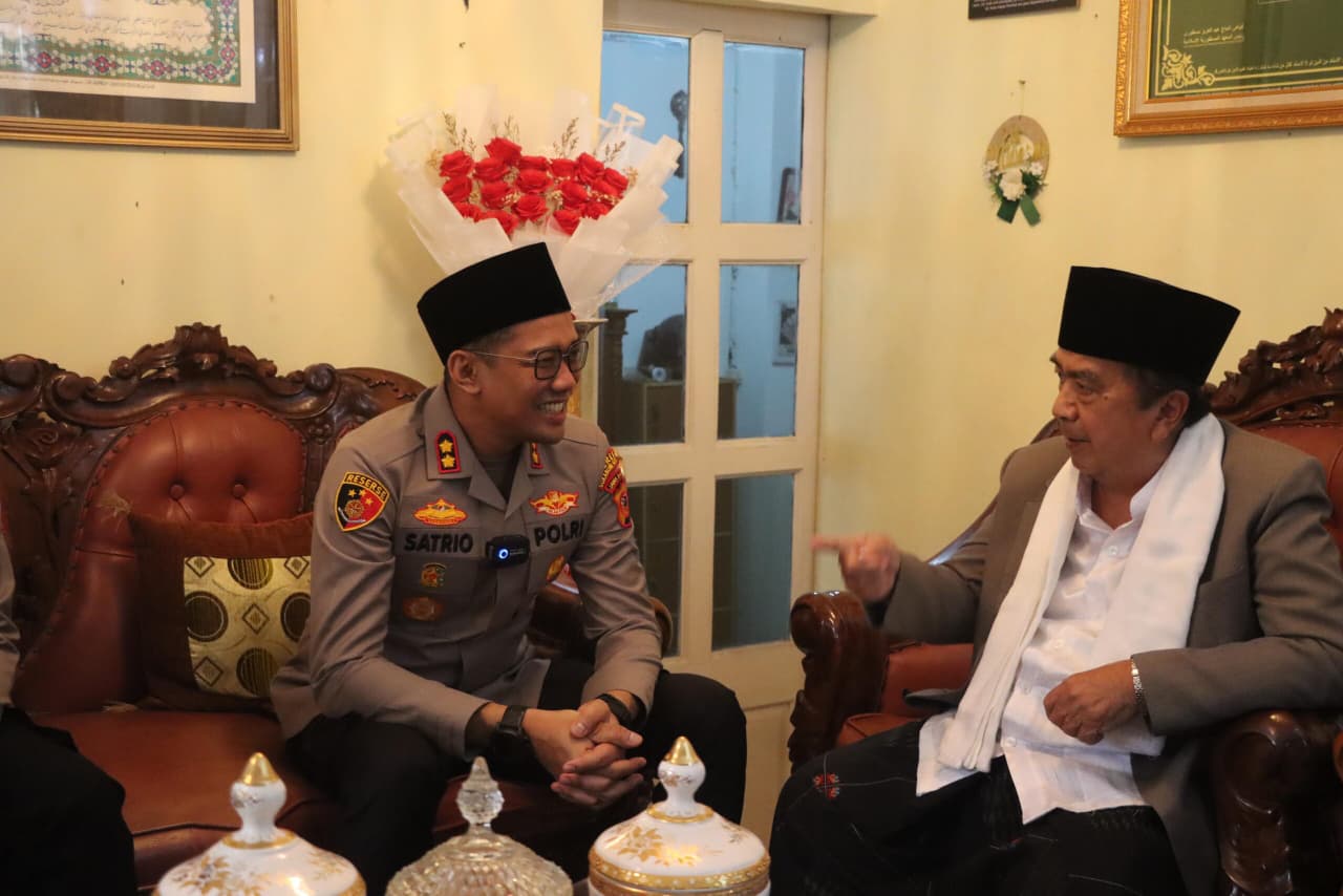 SILATURAHMI: Kapolres Sukabumi Kota AKBP Ardian Satrio Utomo bersilaturahmi dengan pimpinan Pondok Pesantren An-Nidzom, Abuya KH Abdullah Muchtar, untuk berdialog dan mempererat ukhuwah, belum lama ini.