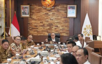 KUNJUNGAN: Wali Kota Sukabumi, Ayep Zaki, bertemu dengan Menteri Perlindungan Pekerja Migran Indonesia (P2MI), Mukhtarudin, di Kantor Kementerian P2MI, belum lama ini.